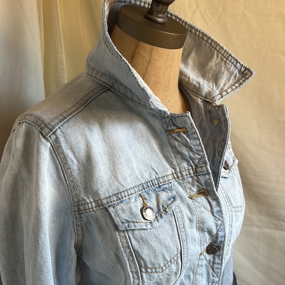 EUC Mossimo Supply Co. Size Small light wash Denim Jacket - Picture 9 of 13